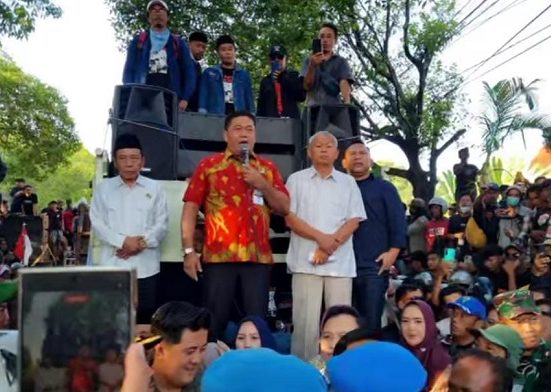 Ketua DPRD Pati Ali Badrudin menemui massa aksi.