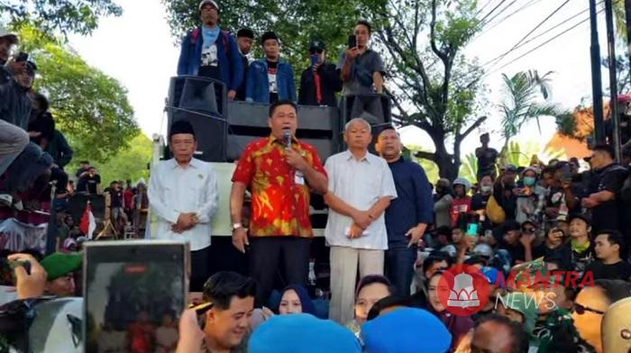 Ketua DPRD Pati Ali Badrudin menemui massa aksi.