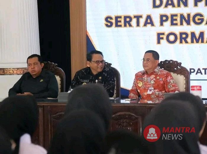 Bupati-Wakil Bupati Pati Sudewo-Chandra dalam pelantikan PPPK Pati, belum lama ini.