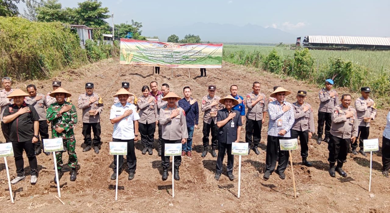 Jajaran DPRD, Polresta, dan stakeholder Kabupaten Pati mengikuti penanaman jagung serentak sebagai upaya ketahanan pangan dan pemanfaatan lahan tidur.