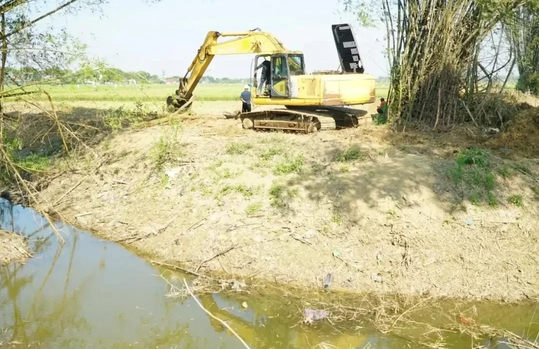 Sebuah alat berat sedang melakukan normalisasi sungai di Pati