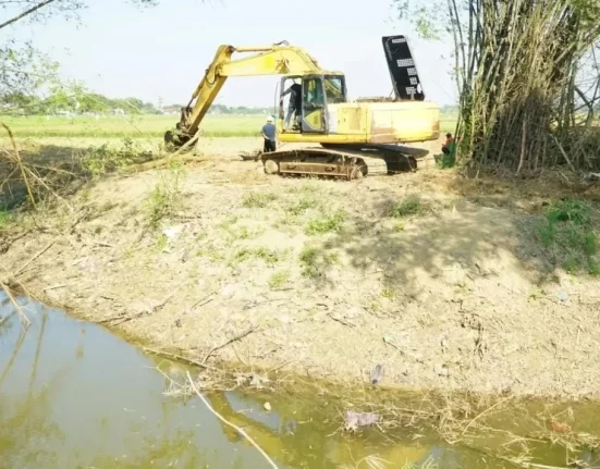 Sebuah alat berat sedang melakukan normalisasi sungai di Pati
