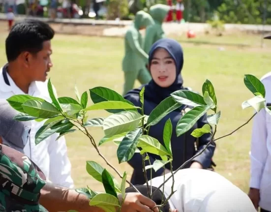 Anggota Komisi C Siti Maudluah ikut terjun dalam menyukseskan TMMD Sengkuyung,
