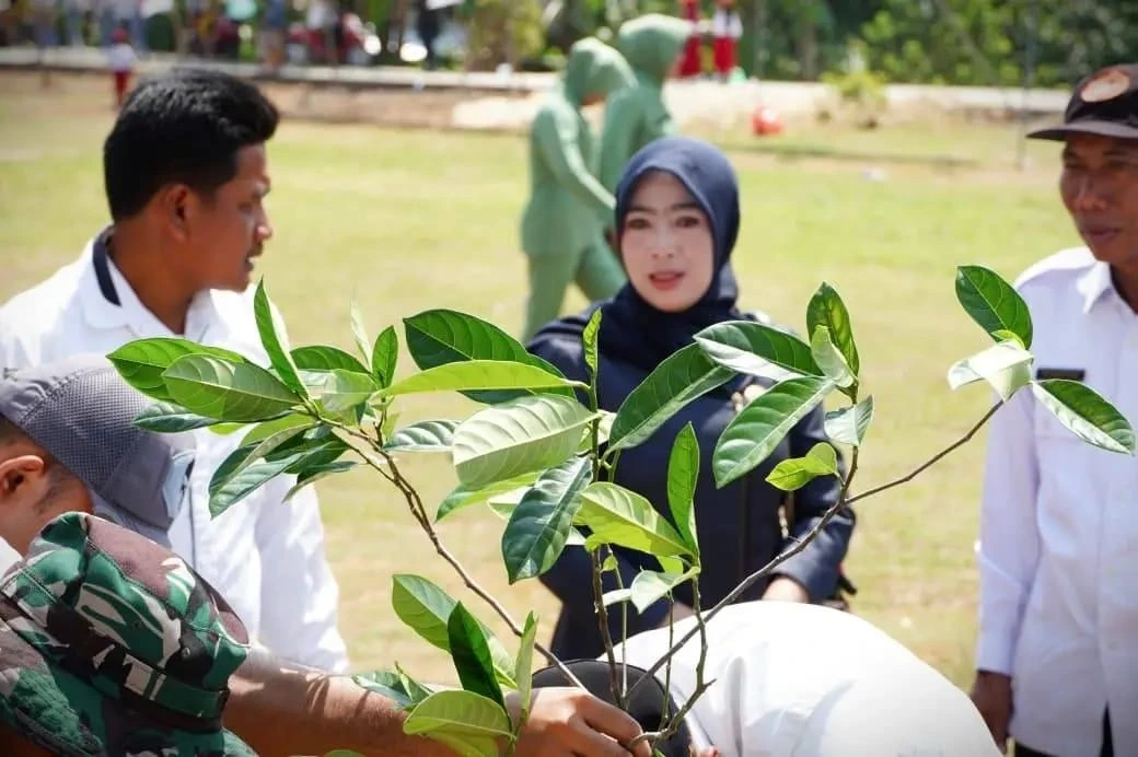 Anggota Komisi C Siti Maudluah ikut terjun dalam menyukseskan TMMD Sengkuyung,
