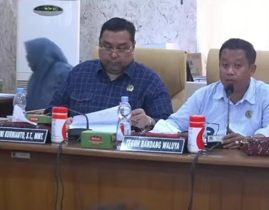 Ketua Pansus Hak Angket DPRD Pati Teguh Bandang Waluyo saat memberikan pertanyaan pada narasumber dalam sidang pansus.