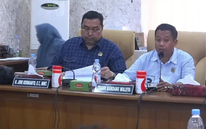 Ketua Pansus Hak Angket DPRD Pati Teguh Bandang Waluyo saat memberikan pertanyaan pada narasumber dalam sidang pansus.