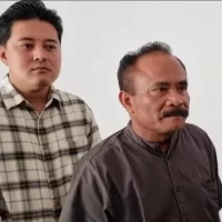 Anggota Komisi C DPRD Pati Suyono (berkumis) diwawancarai. Ia menekankan normalisasi di Kayen.