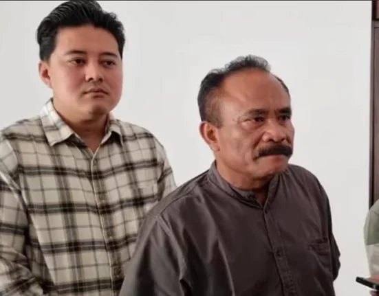 Anggota Komisi C DPRD Pati Suyono (berkumis) diwawancarai. Ia menekankan normalisasi di Kayen.
