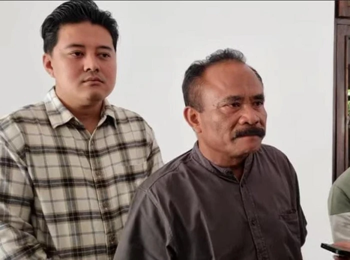 Anggota Komisi C DPRD Pati Suyono (berkumis) diwawancarai. Ia menekankan normalisasi di Kayen.