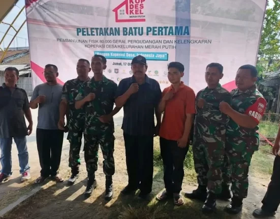 Kolaborasi antara Pemkab Pati dan DPRD Pati terlihat saat mereka bersama-sama menghadiri dan melakukan peletakan batu pertama gedung KDMP pada Jumat (17/10/2025).