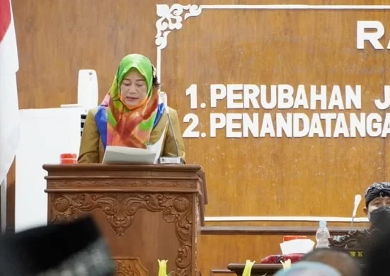 Anggota Komisi B, Warsiti menyinggung soal pupuk subsidi yang sulit didapat petani
