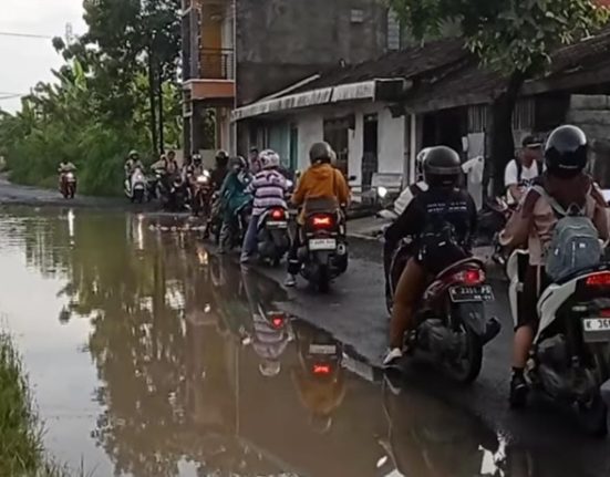 Komisi C DPRD Pati Desak DPUTR Perbaiki Jalan Jakenan-WInong! 2 pengendara melintas di ruaas jalan winong0-jakenan yang tergenang banjir. Komisi C desak DPUTR segera perbaiki