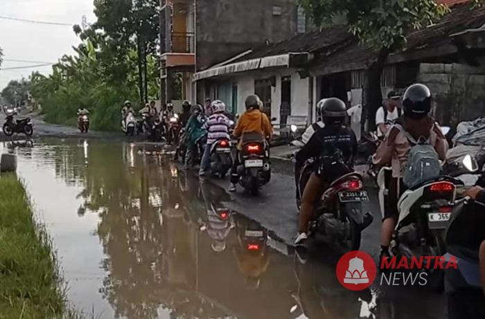 pengendara melintas di ruaas jalan winong0-jakenan yang tergenang banjir. Komisi C desak DPUTR segera perbaiki