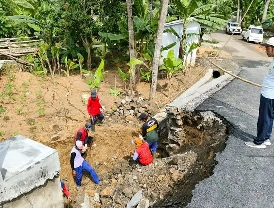 DPRD Pati Soroti Kualitas Proyek: Jembatan Pelemgede Ambrol Sebelum Digunakan 2 DPRD Pati menyoroti Jembatan Pelemgede yang ambrol.