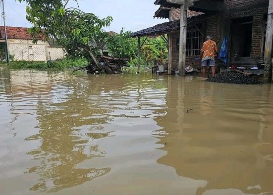 Ketua Komisi C Ingatkan Anggaran Bencana Harus Optimal untuk Mitigasi Banjir di Pati 3 Banjir mulai membayangi warga Kabupaten Pati. Komisi C DPRD Pati mendesak OPD terkait bersiap hadapi bencana.
