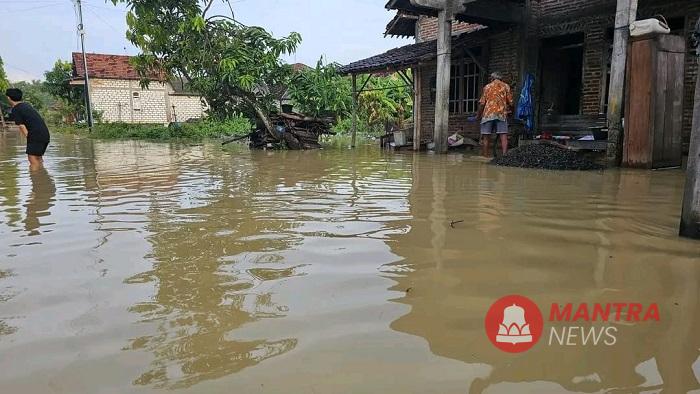 Ketua Komisi C Ingatkan Anggaran Bencana Harus Optimal untuk Mitigasi Banjir di Pati 1 Banjir mulai membayangi warga Kabupaten Pati. Komisi C DPRD Pati mendesak OPD terkait bersiap hadapi bencana.