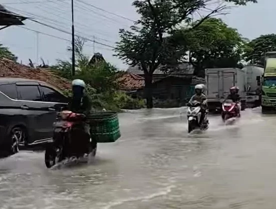 Antisipasi Banjir, DPRD Pati Desak Pemkab dan BBWS Normalisasi Sungai 5 Sejumlah pengendara melintas di genangan banjir di jalur Pantura Pati-Rembang turu Kecamatan Batangan, Senin (27/10/2025)>