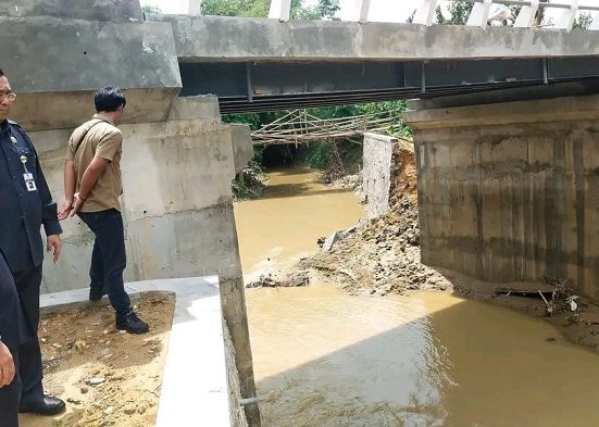 Konstruksi Jembatan Pelemgede Tanpa Besi, DPRD Pati: Pelaksana Proyek Harus Tanggung Jawab 4 Komisi C DPRD Pati saat sidak di konstruksi Jembatan Pelemgede, Pucakwangi, yang rusak sebelum diresmikan.