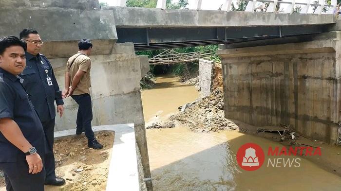 Konstruksi Jembatan Pelemgede Tanpa Besi, DPRD Pati: Pelaksana Proyek Harus Tanggung Jawab 1 Komisi C DPRD Pati saat sidak di konstruksi Jembatan Pelemgede, Pucakwangi, yang rusak sebelum diresmikan.