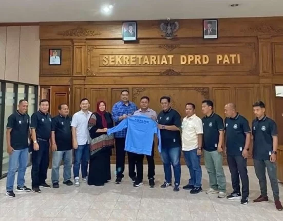 Ketua DPRD Pati Ali Badrudin: Sepak Bola Butuh Sinergi Kebijakan 3 DPRD Pati menerima audiensi Askap PSSI Pati, Senin (27/10/2025).