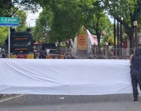 Sidang Paripurna Pansus Hak Angket DPRD Pati Dikawal Ketat, Sejumlah Akses Jalan ke Alun-Alun Ditutup 6 Sidang Paripurna Pansus Hak Angket