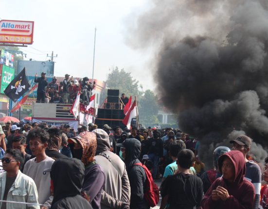 Ribuan Massa Padati Alun-Alun Pati Kawal Paripurna Hak Angket, Bakar Ban hingga Kibarkan Bendera AMPB 8 Hak Angket