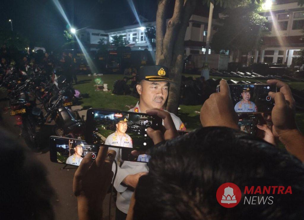 Empat Orang Diamankan Petugas usai Aksi Pengawalan Paripurna Pansus Hak Angket DPRD Pati, Ada Pentolan AMPB? 2 WhatsApp Image 2025 11 01 at 06.44.33