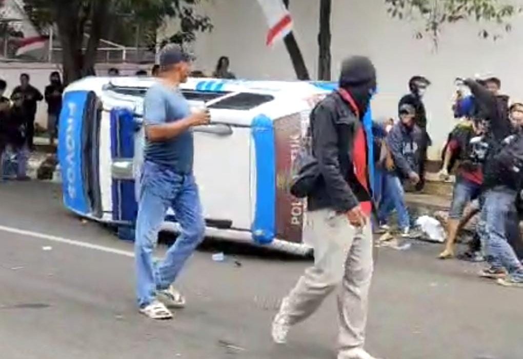 pembakaran mobil provos
