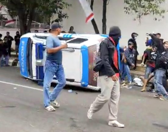 pembakaran mobil provos