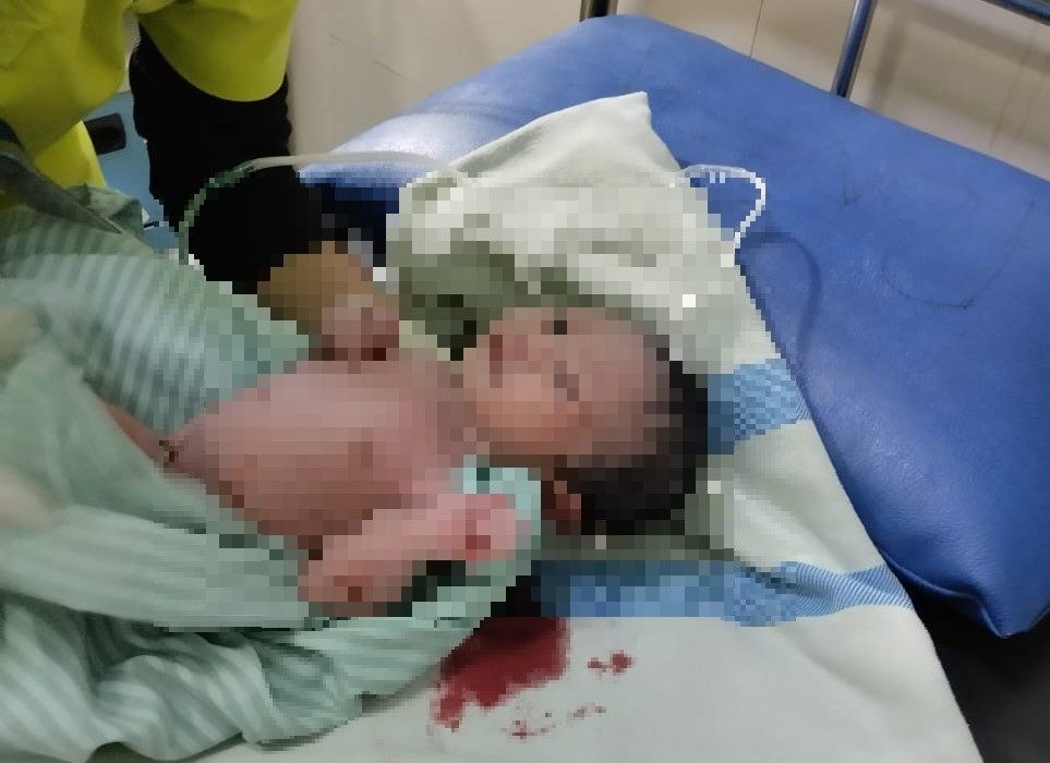 bayi perempuan baru lahir