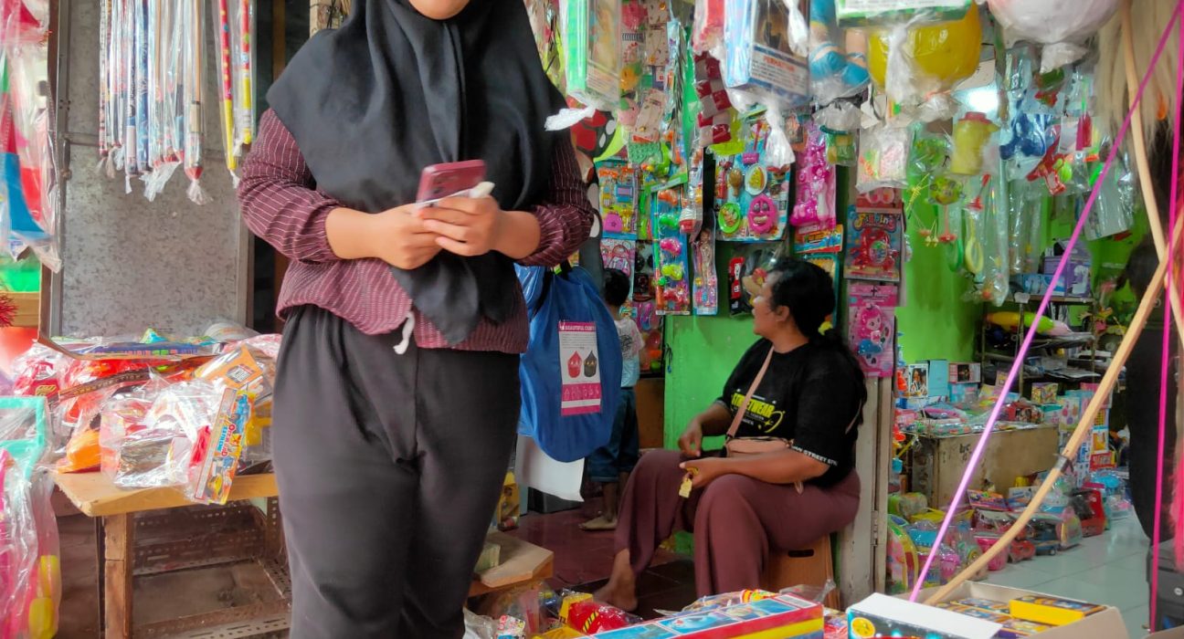 Perayaan Tahun Baru 2026 Meredup, Pedagang Terompet dan Kembang Api di Pati Tetap Panen Pembeli 1 pedagang terompet