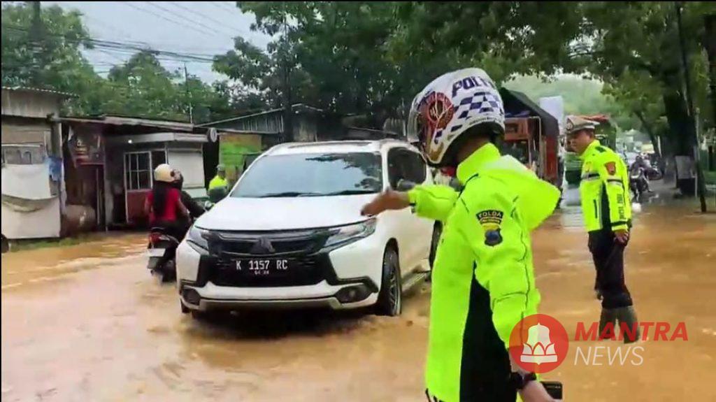 Pati Kota Dikepung Banjir, Tiga Ruas Jalan Tersendat Sebabkan Kepadatan Arus Lalulintas 1 IMG 20260112 WA0015