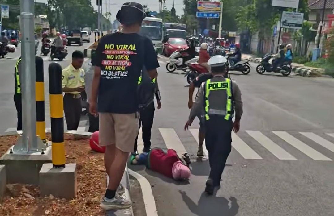 Bus Pembawa Terdakwa Botok dan Teguh Serempet Sepeda Motor di Depan Kantor Kejaksaan Pati 1 bus pembawa terdakwa