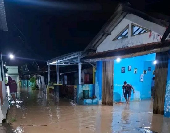 Hujan lebat semalam penuh menyebabkan banjir bandang di sejumlah wilayah Kabupaten Pati, ribuan rumah warga terendam.