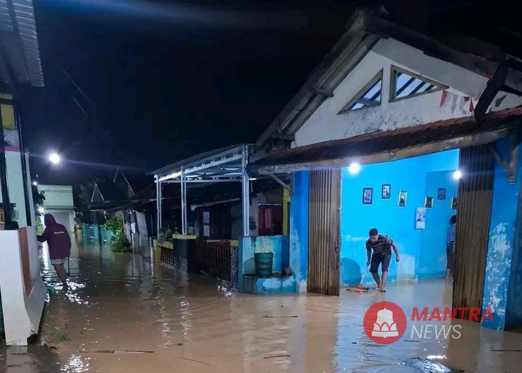 Hujan Semalam Penuh, Sejumlah Wilayah Kabupaten Pati Dikepung Banjir Bandang 1 Hujan lebat semalam penuh menyebabkan banjir bandang di sejumlah wilayah Kabupaten Pati, ribuan rumah warga terendam.