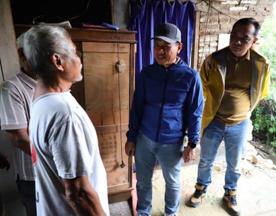 Satu rumah warga di Kelurahan Purwosari, Kudus, tergerus aliran sungai, Pemkab Kudus bergerak cepat melakukan penanganan darurat.