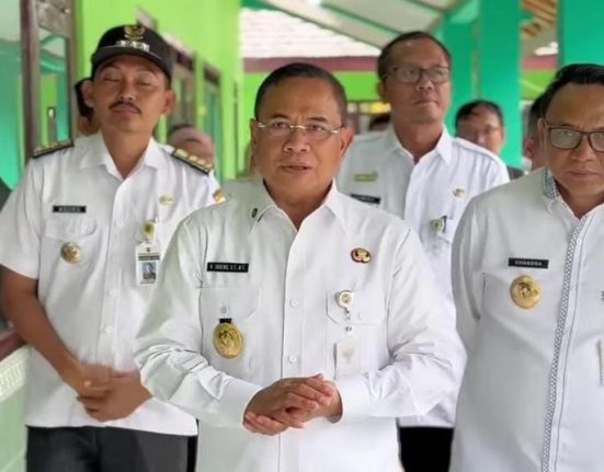Bupati Pati Sudewo menyiapkan pembelian tiga alat berat pada APBD 2026 untuk normalisasi sungai dan penataan bahu jalan sebagai solusi jangka panjang penanganan banjir di Pati.