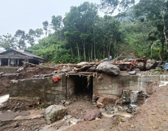 Hujan deras dua hari memicu 18 titik longsor di Jepara, satu rumah rusak berat dan akses jalan Dukuh Kajang–Tempur tertutup.