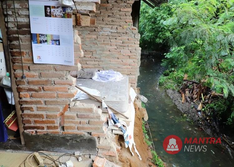 Satu rumah warga di Kelurahan Purwosari, Kudus, tergerus aliran sungai, Pemkab Kudus bergerak cepat melakukan penanganan darurat.
